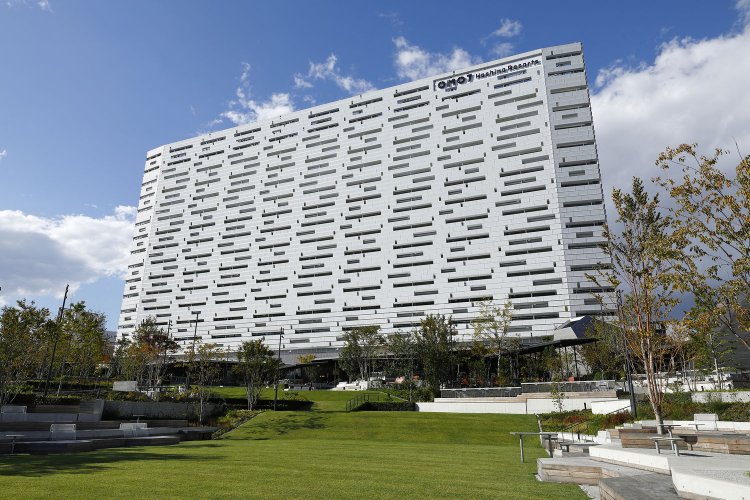 手前は7600㎡もの広大なガーデンエリア「みやぐりん」。