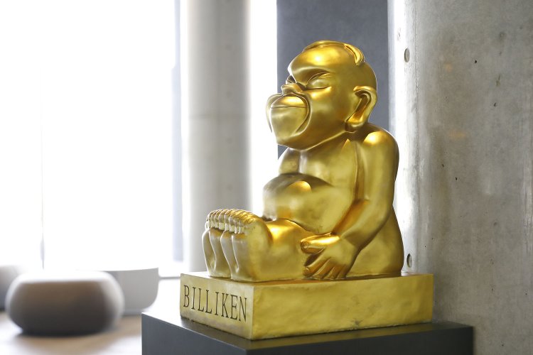 ビリケンさんの像がお出迎え！右足を触るとお金の、左足を触ると恋や友情の御利益があるとか。