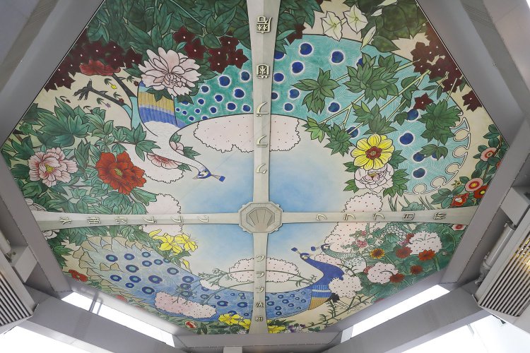 通天閣のエントランスに復刻された天井画。花園で3羽のクジャクが遊ぶ。