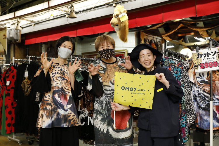 ヒョウ柄でガオー！ちなみに踊屋さんが着ている『OMO7大阪』スタッフの制服は、デザイナー・アーティストの篠原ともえ氏がデザイン。動きやすくてかわいいとスタッフにも好評だ。