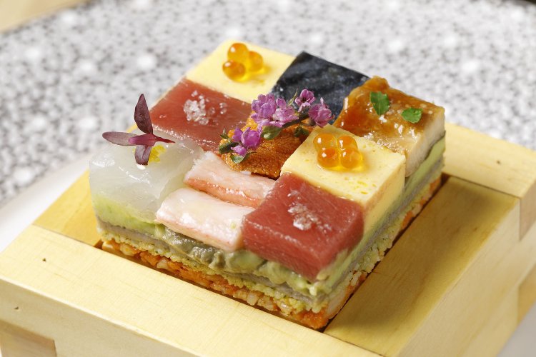 Naniwa Neo Classicの1品目「箱寿司」。