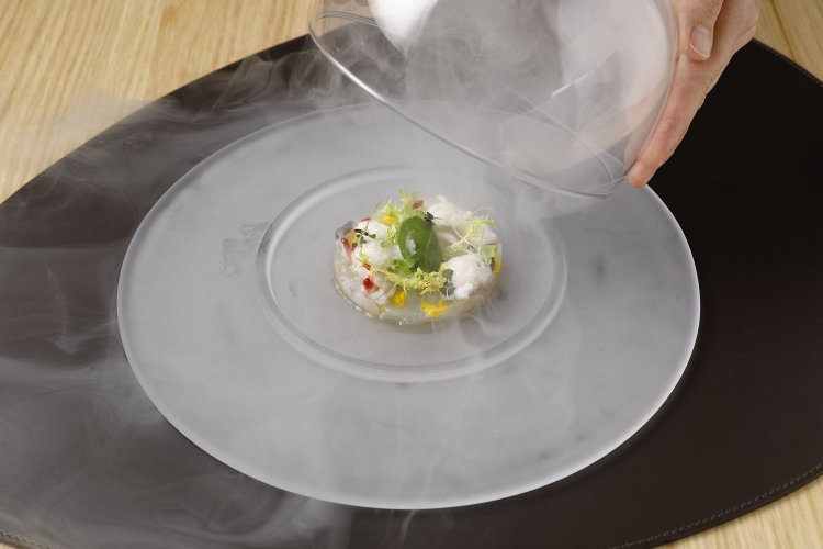 Naniwa Neo Classicの2品目は「割鮮（かっせん）」。フグのお造り、てっさがスモークの中から登場。