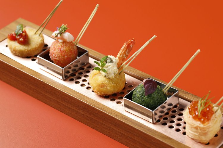 今回選ばなかったNaniwa KUSHI Cuisineの1品目。左から蓮根、蟹、海老、たこ、サーモン。