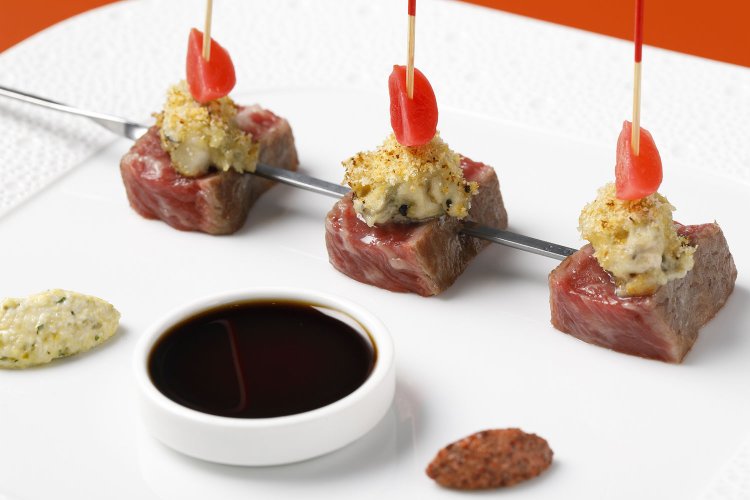 同じく6品目。牛肉のグリルに牡蠣のムニエル、ラディッシュを重ねて。次に来たときはこちらをいただこう。