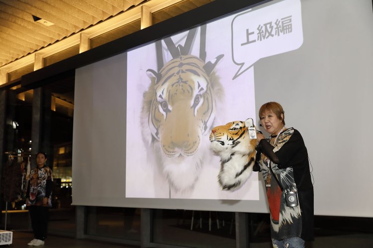 ヒョウ柄専門店『なにわ小町』の高橋店長を講師に迎えて。パワフル……！