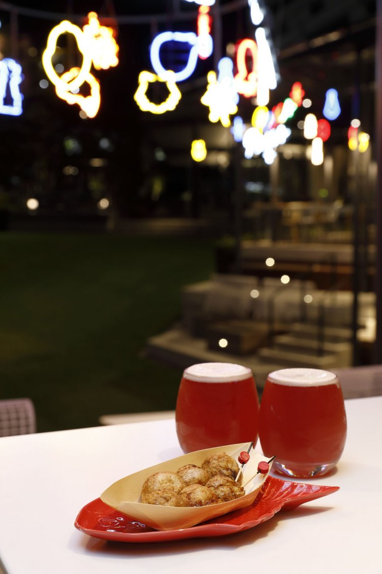 ネオンアートにビール、屋台で職人さんが焼くたこ焼きにワクワク。なんと無料で振る舞ってくれるのだ。