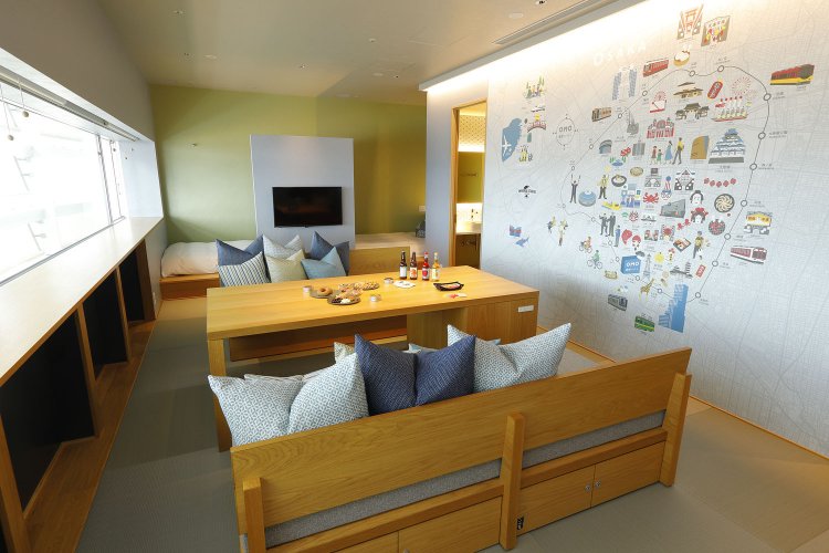 大きなマップがかわいい「いどばたスイート」は最大 6 名まで。寝るスペー  スは半個室になっていてプライベート空間も確保。大人数でもゆっくりくつろげる。