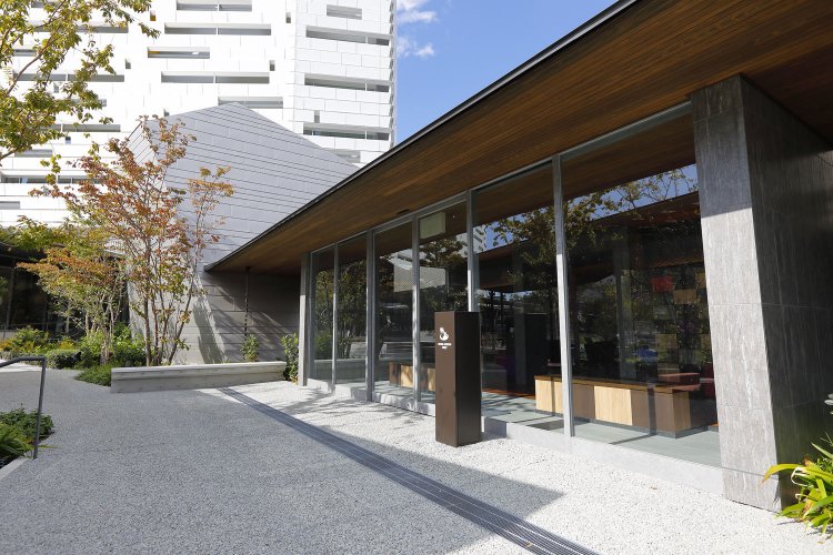 女湯の外装はグレー、男湯の外装は黒。外観で「大大阪時代」の光と影を表している。