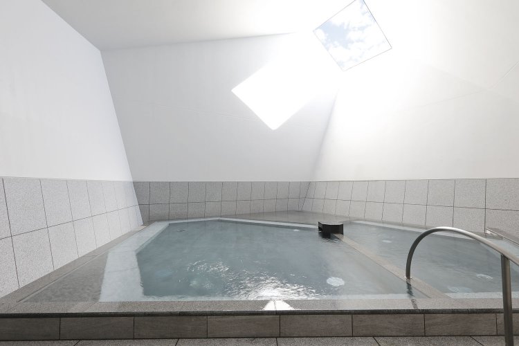 天窓にガラスは入っていないが、雨が湯船に入らないような設計になっている。すごい！