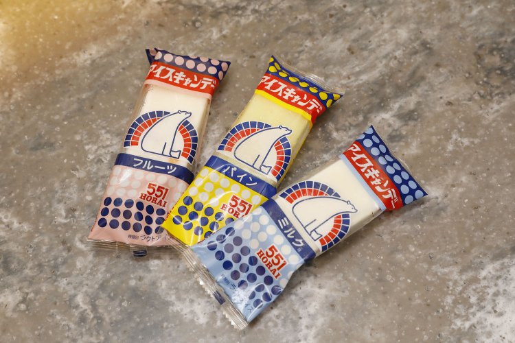 脱衣所にある冷蔵庫を開けてみて！『551HORAI』のアイスキャンデーがたっぷり。お風呂上がりにどうぞ。