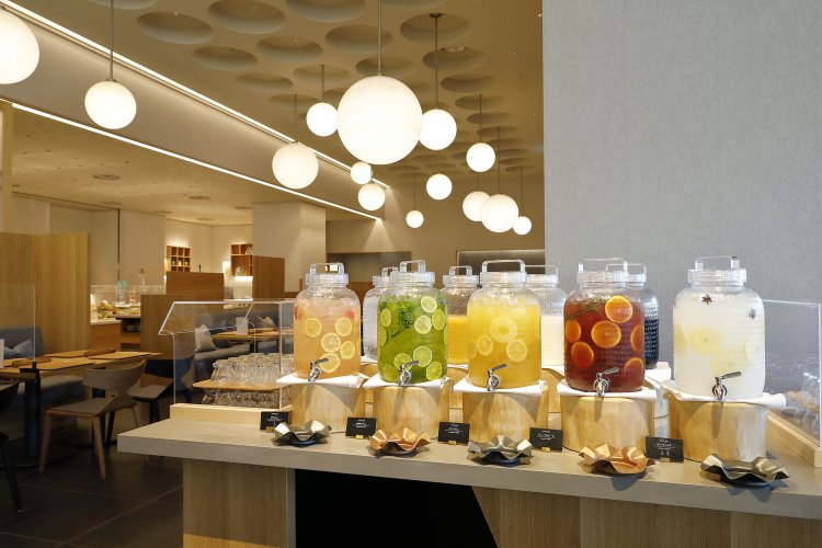 色鮮やかなフレーバーウォーター。ガリ入りのガリレモン（左端）が爽やか！