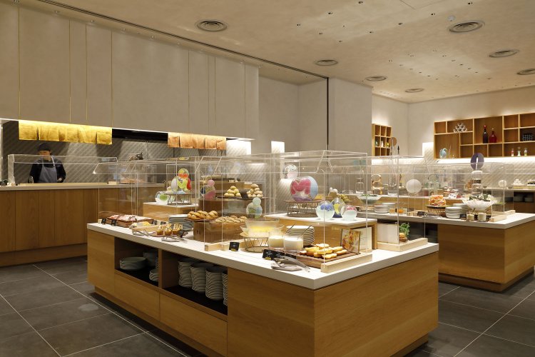 色とりどりの朝食ビュッフェ。奥はねぎ焼きとうどんのコーナー。