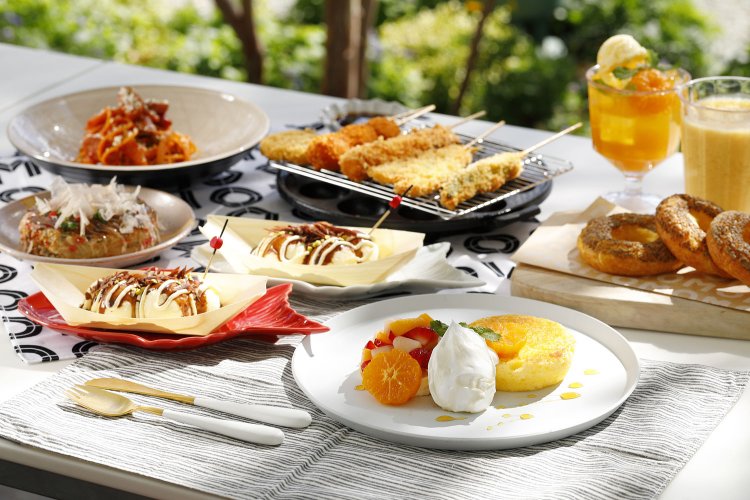 OMOカフェ＆バルはランチタイムも利用可能。どて煮風の具材が詰まったトルティーヤ、たこ焼き型のチーズケーキなど、どれも「大阪の名物」を意識していて面白い。