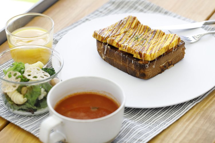 デミグラスとお好みのミックスソースとマヨネーズをかけた「クロックおかん」。