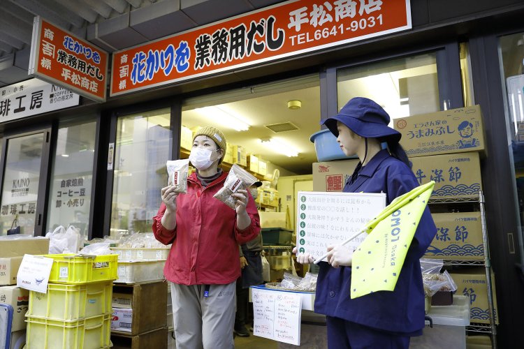 『平松商店』で削り立てのかつお節の食べ比べ。マグロ節とカツオ節の違いを味わう。