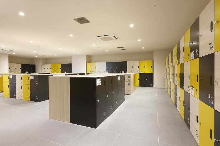 チェックアウト前後も利用できるロッカーが便利。ロッカーのトビラ一つひとつに串揚げのイラストが描かれていてかわいいのだ。