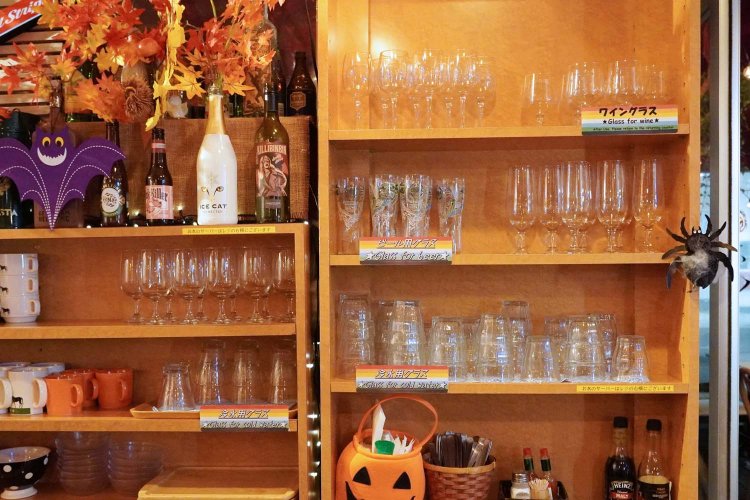 タンブラー型と足つきの2種類のビール用グラスを用意。飲み物によって選べるようになっている。