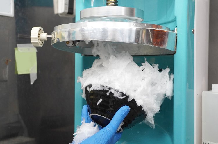 ふわっとした氷がこぼれんばかり。