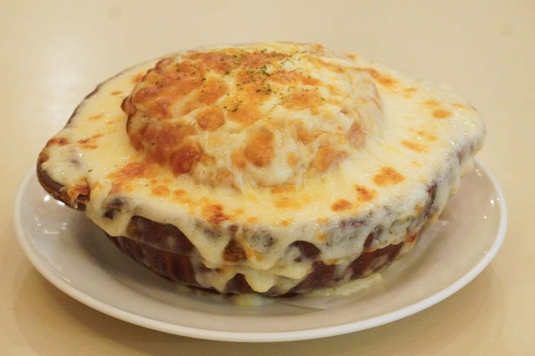 180gの巨大ハンバーグ入りグラタン、パリセジーニャ1380円。