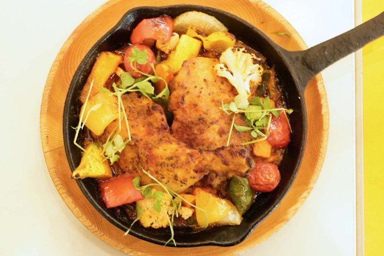 辛味と酸味のバランスがよいペリペリチキン1380円。