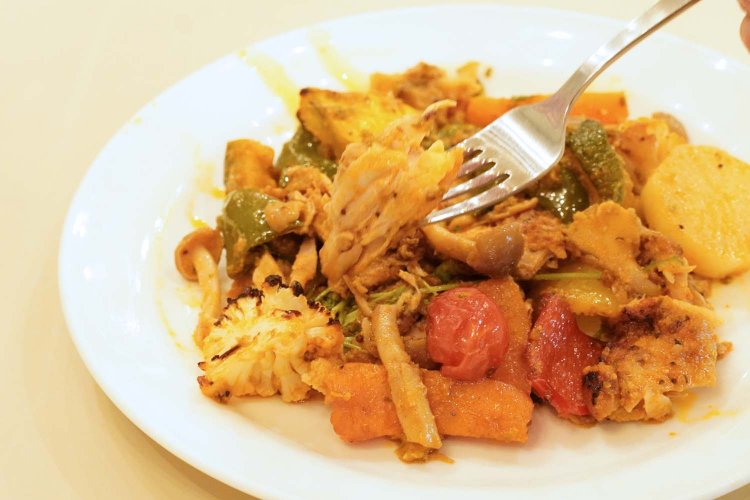 ペリペリチキン1380円は、辛味と酸味のバランスがよい一品。チキンをほぐして野菜を一緒に味わうのがいい。