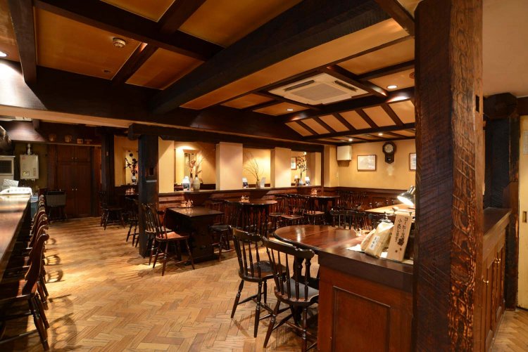 アンティーク調に設えた店内。