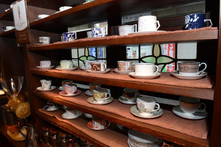 さまざまな高級コーヒーカップがあり、どんなカップでコーヒーを飲めるか楽しみ。