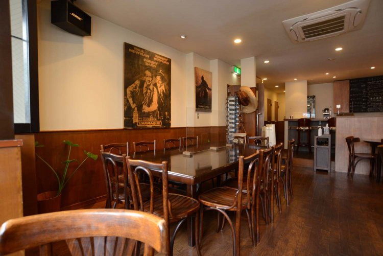 木目調の店内は居心地がよく、ゆっくりと食事やお酒を楽しめる。