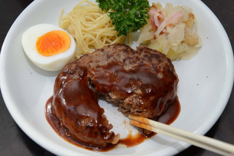 肉と玉ネギの甘み、コクのあるソースが合わさったハンバーグは格別。