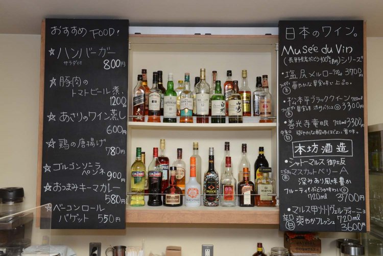 メニューボードには日本のワインが書かれ、簡単なワインの説明もある。