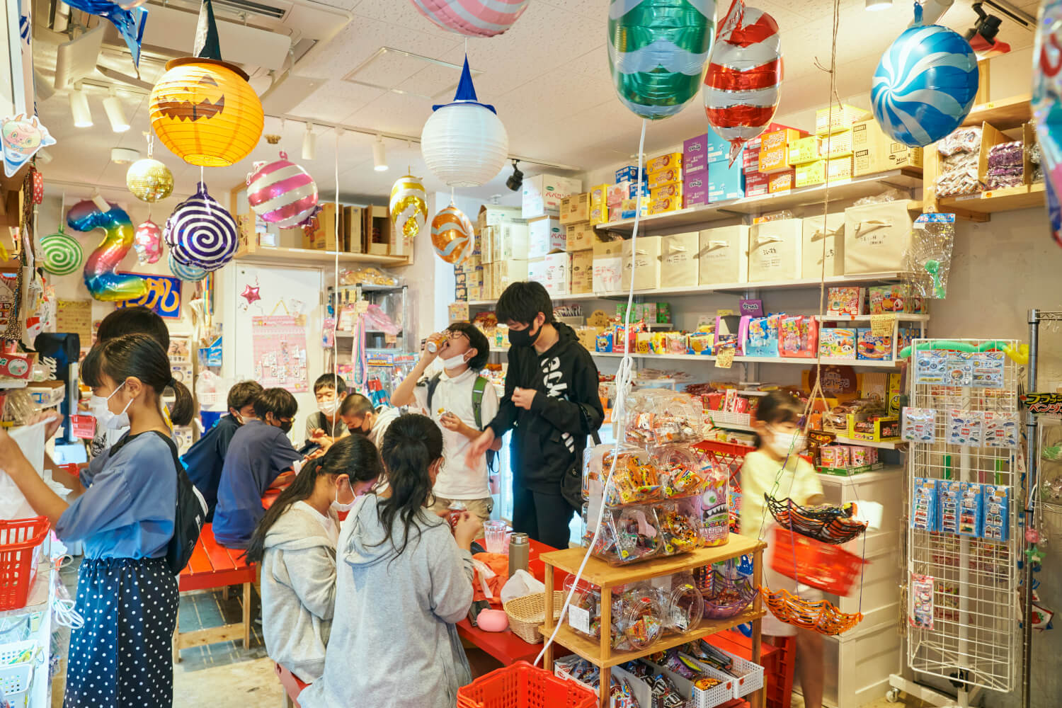 子供たちの社交場『駄菓子乃瀧ちゃん』。10円の駄菓子を食べながらゲームに興じる。