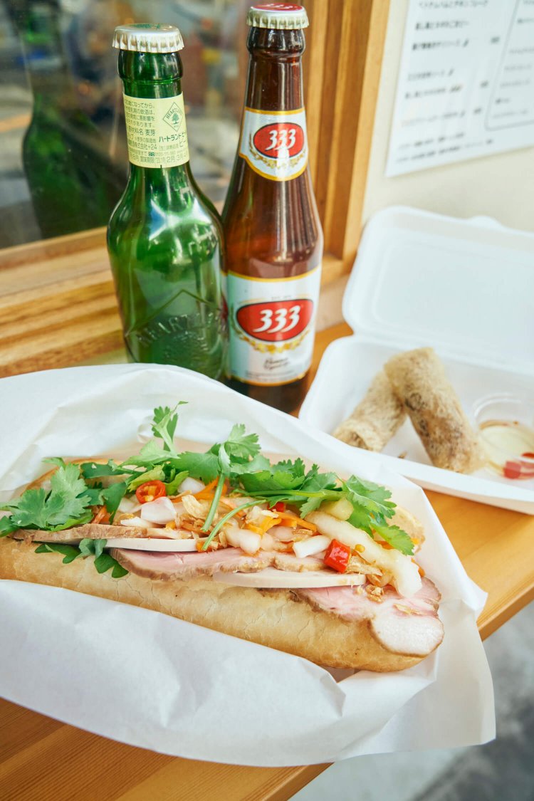 ベトナムハムとローストポークバインミー770円、ベトナム揚げ春巻き（2個・280円）。