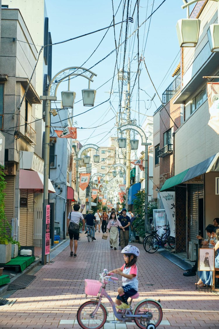 高円寺にはにぎやかな商店街がたくさんあるが、のんびりとしたあづま通りの雰囲気には癒やされる。