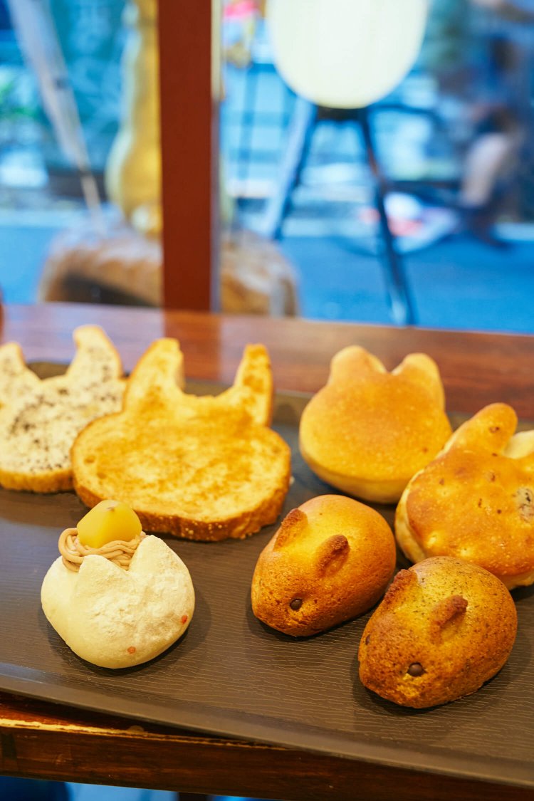 かわいくておいしいうさぎパン。右上から時計回りに、バンズ170円、欧風焼き菓子300円、和風フォカッチャ220円、ラスク170円。