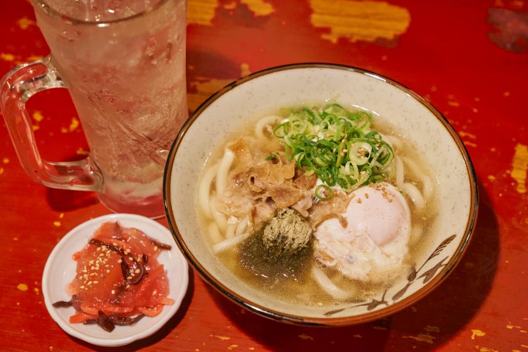 大阪名物のかすうどん（卵トッピング）900円、高円寺サワー400円。