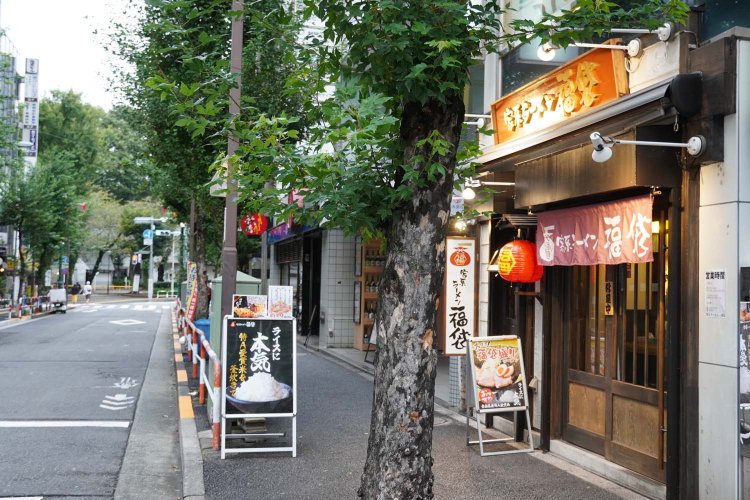 JR池袋駅西口から西池袋公園を目指すと見えてくる。