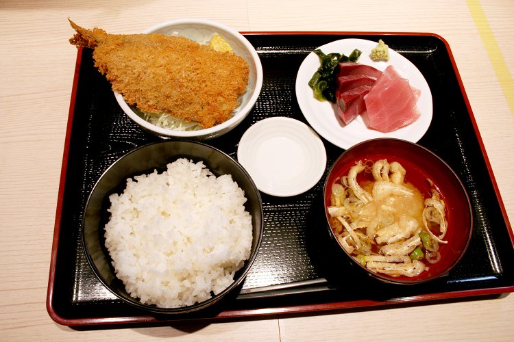 まずは①の、わらさ刺身とイワシフライ盛り合わせ。