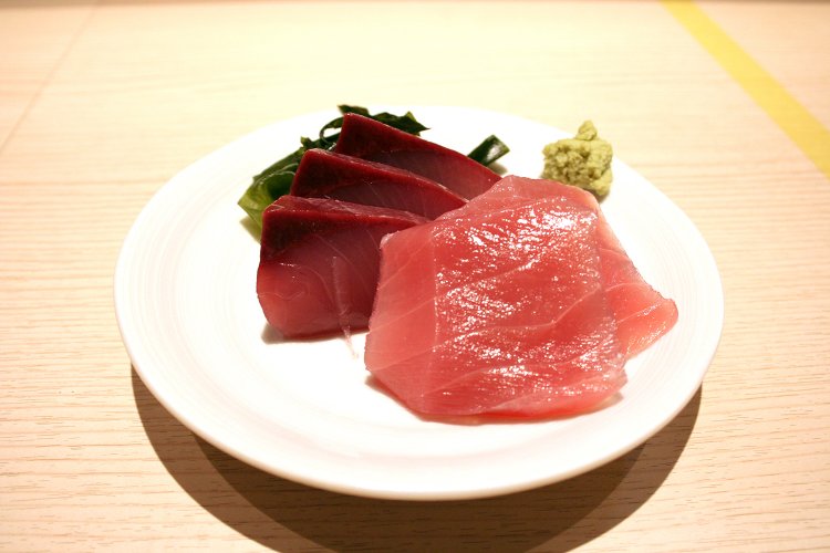 ワラサとマグロの刺身。ワラサはほどよい脂ののりでさっぱりしているが、しっかりと魚の旨味を感じる。ワラサの血合いのグラデーションとマグロの鮮やかなピンク色のコントラストが美しい。