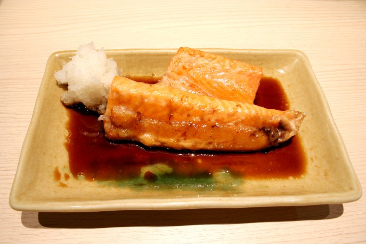 脂ののったしゃけハラス。脂がたっぷりでとろけるような食感がたまらない！