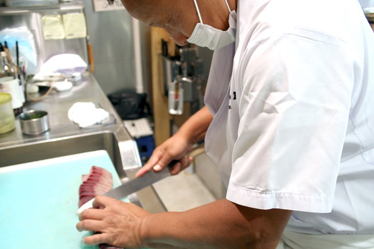 真剣な眼差しで魚と向き合う小池さん。