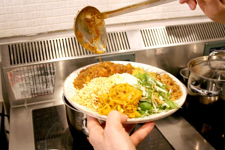 スリランカのカレーは、カレーのほか、一皿にたくさんの種類のおかずが盛られているのが特徴。