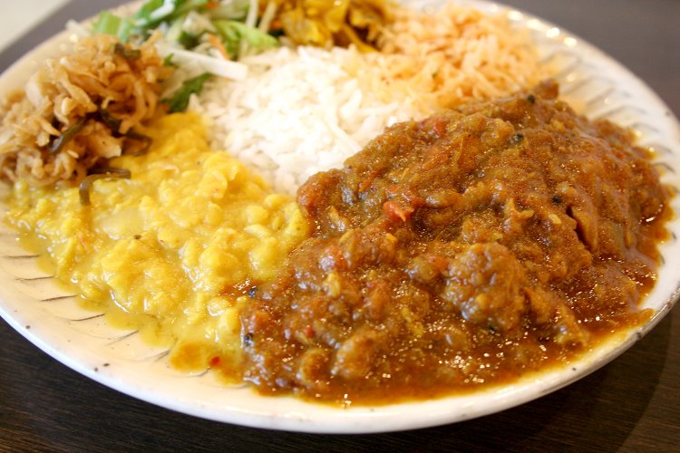 後から追ってくる辛さのチキンカレーとマイルドなパリップ。