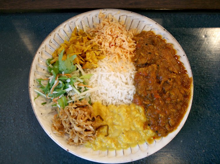 この日のプレートは、右から時計回りにチキンカレー、パリップ、切り干し大根の福神漬け、水菜のサラダ、キャベツの炒め煮、ポルサンボル（ココナッツのふりかけ）。ご飯はバスマティライス。