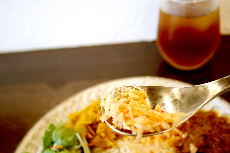 白いココナッツにトマトやチリパウダーの赤が混じり、ほんのりピンク色のポルサンボル。