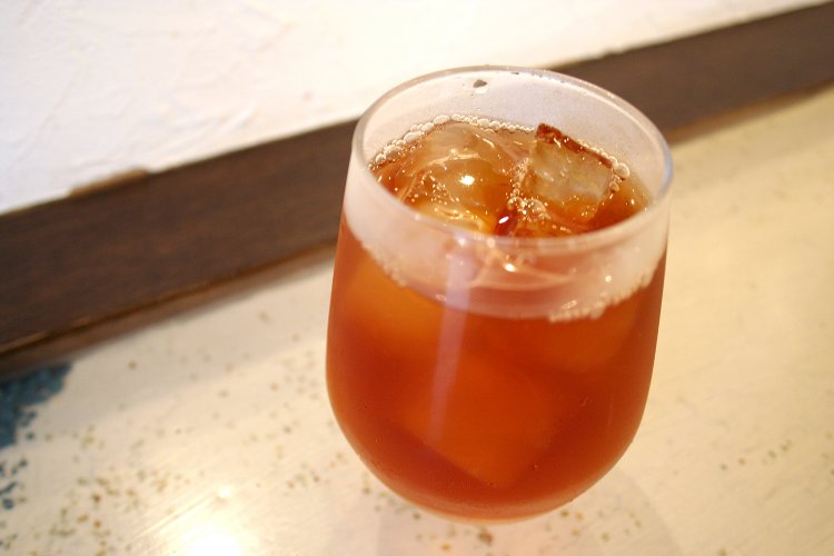 『ミカサ』で味わえる『セイロンドロップ』のアイスティー。カレーとセットで200円。単品の場合は400円～。