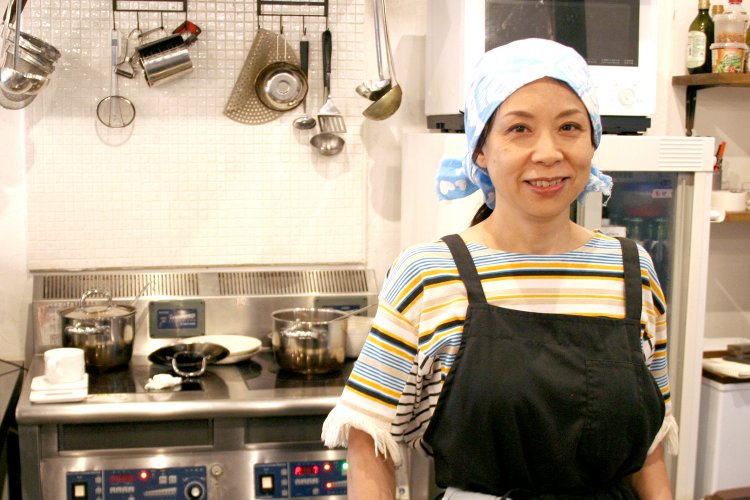 「会社員時代の宴会担当が今の私の原点」と笑顔で話す店主の茨木直子さん。