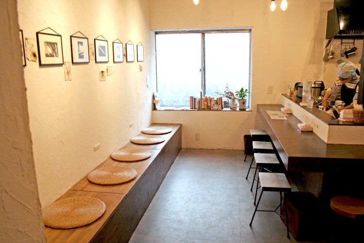 昭和を感じる模様入りの型板ガラス。窓辺にさり気なく置かれた本たちは貸し出しも可能。