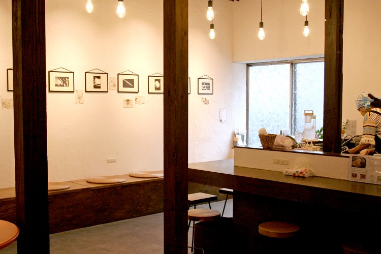 L字型カウンターに囲まれたオープンキッチン。カウンター席のほかベンチ席もある。