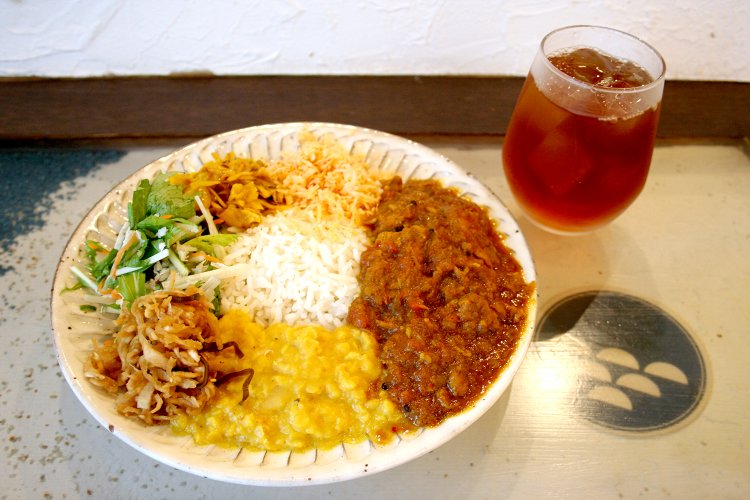 おまかせスリランカ風カレープレート1000円。アイスティーはカレーとセットで200円。