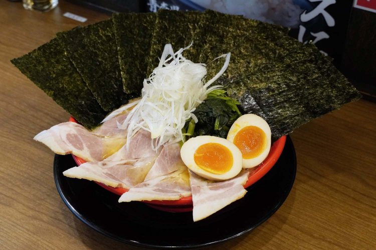 丼からはみ出るほどのチャーシューとたっぷりの海苔が、家系らしいトッピング。